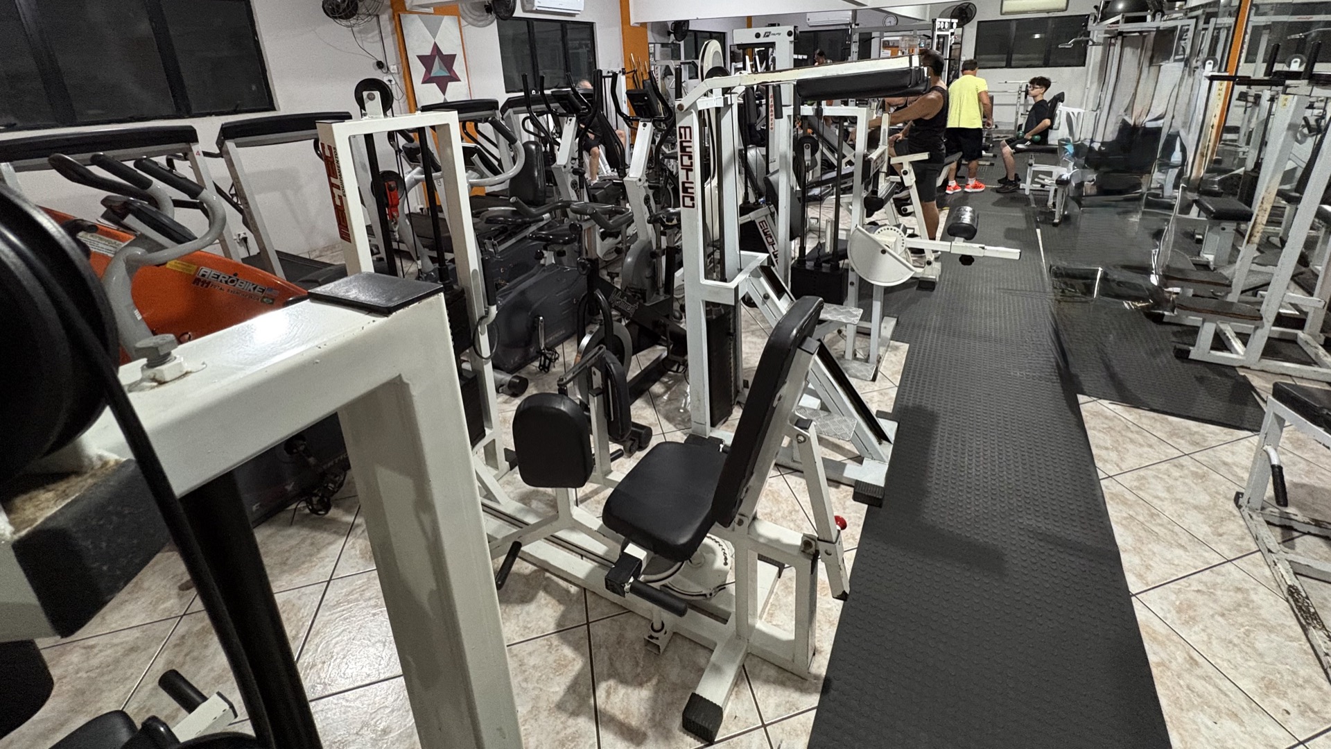 Estrutura de musculação e reabilitação na Ănima Academia Santos